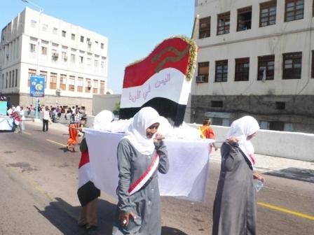 طالبات من مدارس عدن يرفعن مجسم علم الجمهورية اليمنية