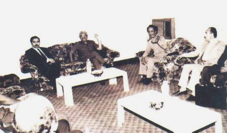 ( من اليسار ) عبدالعزيز عبدالغني وياسين  سعيد نعمان وصالح منصر السييلي وعبدالله بركات في صنعاء 1988م