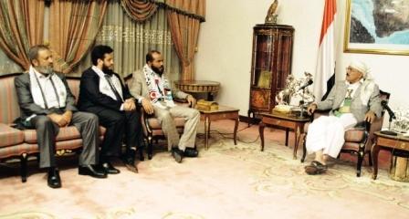 رئيس الجمهورية لدى استقباله النشطاء اليمنيين في قافلة أسطول الحرية أمس