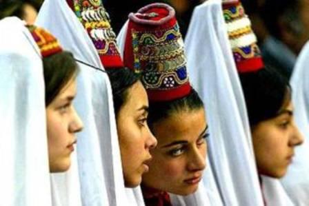 فتيات يرتدين الزيّ الفلسطيني التقليدي