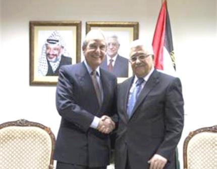المبعوث الامريكي جورج ميتشل يصافح الرئيس الفلسطيني محمود عباس (إلى اليمين) في رام الله يوم أمس  الجمعة .