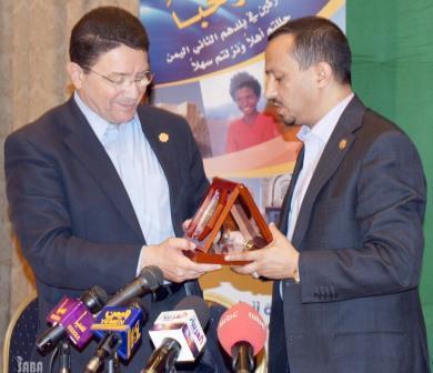 اليمن يمنح درع السياحة الذهبي لامين عام منظمة السياحة العالمية