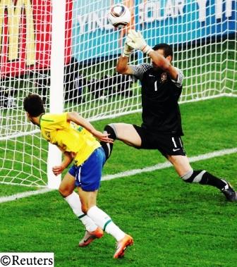 إحدى هجمات البرازيل على مرمى البرتغال