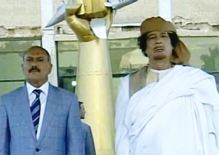 الزعيمان علي عبدالله صالح ومعمر القذافي أثناء مراسيم الاستقبال في طرابلس أمس / صورة من التلفزيون