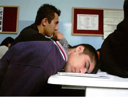 طالب شاف الامتحان أغمي عليه