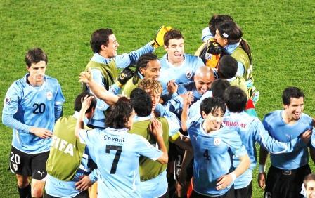 فرحة الأوروغواي  بالتأهل إلى الدور الثاني