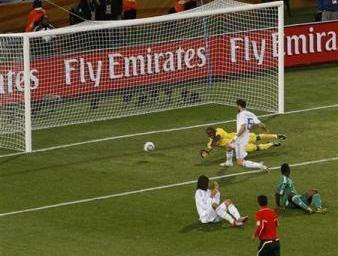 هدف اللاعب اليوناني توروسيديس في مرمى المنتخب النيجيري