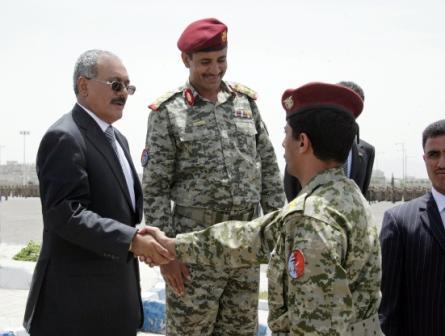 لدى زيارته المركز التدربيبي للحرس الجمهوري بذمار