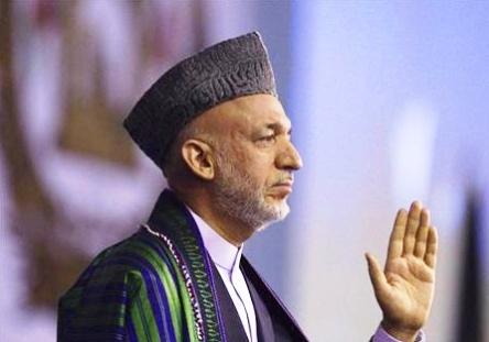 الرئيس الأفغاني حامد كرزاي يلقي كلمة إمام مؤتمر للقبائل في كابول يوم 4 يونيو.