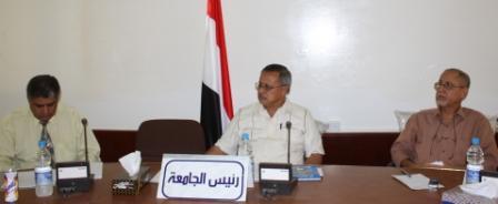 د. حبتور خلال ترؤسه اجتماع مجلس الدراسات العليا والبحث العلمي