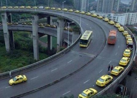 طابور تاكسيات غير طبيعي