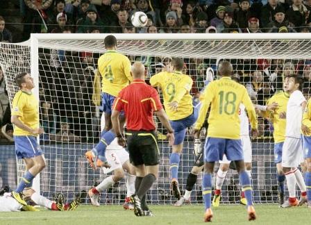 جوان يسجل احد اهداف البرازيل في مرمى تشيلي أمس