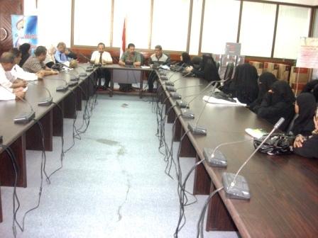 محافظ عدن أثناء مراسم التوقيع على اتفاقية تنفيذ المرحلة الثالثة لدعم الأسرة المنتجة