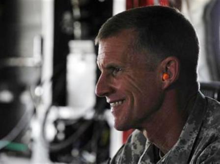 الجنرال ستانلي مكريستال قائد القوات الأمريكية وقوات حلف شمال الأطلسي في أفغانستان