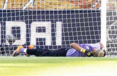 حارس الجزائر فوزي شاوشي يتحسر على إفلات الكرة من يده