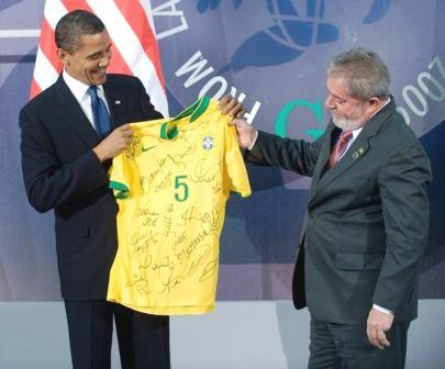 الرئيس البرازيلي يهدي أوباما قميص منتخب بلاده