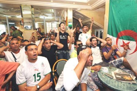 مشجعون جزائريون متحسرون على  الخسارة