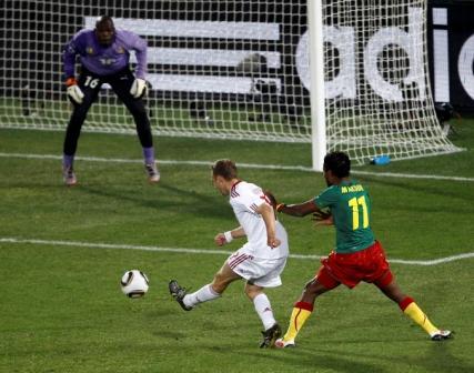 الهدف الدنماركي الذي أقصى الكاميرون من البطولة