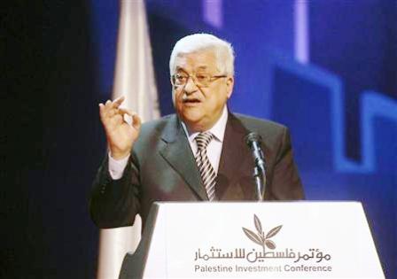 عباس يتحدث في مؤتمر بالضفة الغربية يوم الثاني من يونيو حزيران.