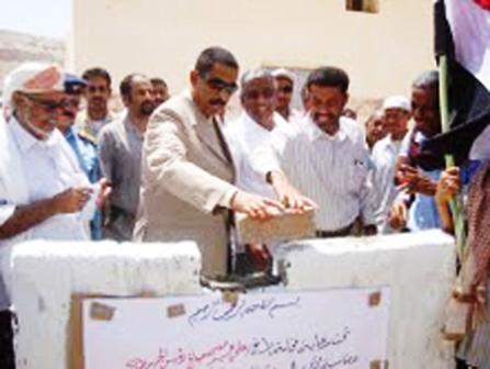 عمير مبارك عمير  يفتتح ويضع الحجر الأساس لبعض المشاريع التنموية
