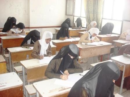 طلاب وطالبات أثناء تأديتهم الامتحانات