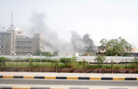 الدخان يتصاعد من مبنى الأمن السياسي بعدن أمس