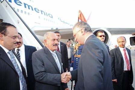 رئيس الجمهورية خلال وصوله الى القاهرة