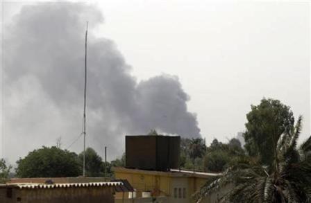 دخان يتصاعد من موقع هجوم بقنبلة في بغداد أمس  الأحد.
