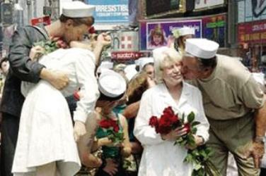 أشهر صورة بنهاية الحرب العالمية الثانية للممرضة شاين