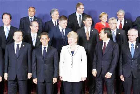 زعماء الاتحاد الاوروبي في صورة تذكارية قبل قمة اقليمية في بروكسل يوم أمس  .