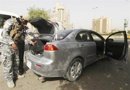 شرطي عراقي يفتش سيارة في بغداد يوم أمس  الاثنين في إطار التدابير الأمنية
