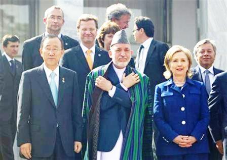 الرئيس الأفغاني حامد كرزاي (منتصف الصورة) وأمين عام الامم المتحدة بان جي مون (إلى يمينه) ووزيرة الخارجية الأمريكية هيلاري كلينتون في كابول يوم  أمس الثلاثاء.