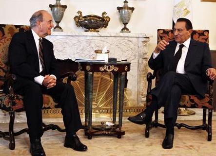 الرئيس المصري حسني مبارك لدى اجتماعه مع المبعوث الامريكي للسلام في الشرق الاوسط جورج ميتشل في القصر الرئاسي في القاهرة يوم أمس الأول  الأحد