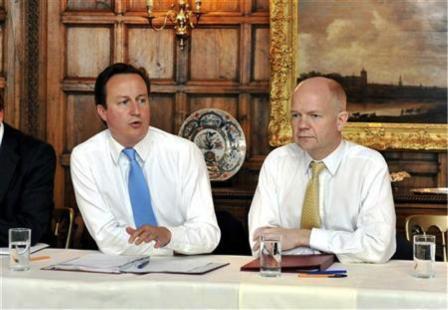 رئيس الوزراء البريطاني ديفيد كاميرون ووزير الخارجية وليام هيح في جنوب انجلترا يومأمس الأول  الجمعة.