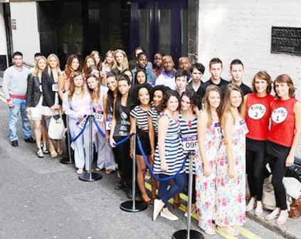 مسابقة التوائم في لندن  تم التقييم فيها بحسب الشبه الأكبر