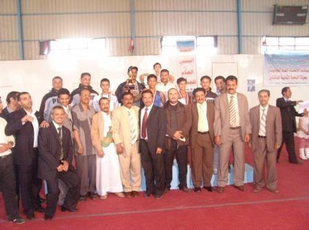 صورة جماعية للمشاركين مع ضيوف الختام