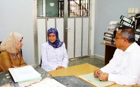 د. حبتور خلال لقائه مديرا مركز المرأة للبحوث والتدريب والدراسات في جامعتي صنعاء وعدن