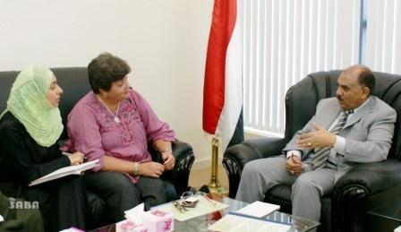 اللوزي خلال لقائه أمس مديرة مشروع توسيع الخدمات الصحية الأساسية بمنظمة بانفيندر الأمريكية