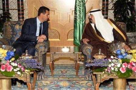 العاهل السعودي الملك عبد الله (الى اليمين) لدى اجتماعه مع الرئيس السوري بشار الاسد في الرياض يوم 13 يناير 2010.
