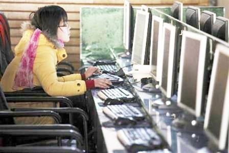 أمرأة في مقهى للانترنت في شنغهاي بالصين يوم 13 يناير 2010