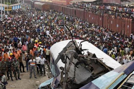 جنود ومواطنون يتجمعون في موقع تصادم قطارين في الهند أمس الاثنين