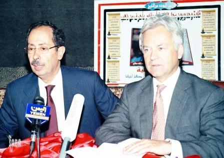 د. الأرحبي ووزير التنمية الدولية البريطاني في المؤتمر الصحافي