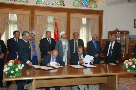 أثناء توقيع المحضر المشترك لتنفيذ اتفاقية فبراير