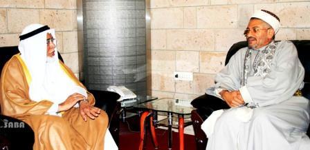 وزير العدل الكويتي أثناء وصوله إلى صنعاء