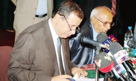 أثناء توقيع المؤتمر والمشترك على تشكيل اللجنة المشتركة