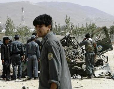 قوة أمنية أفغانية في موقع انفجار عبوة ناسفة في غزني في أغسطس/ آب 2009