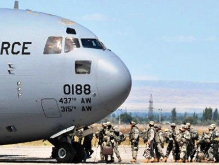 جنود أميركيون في قاعدة ميناس بقرغيزستان يستعدون للتوجه إلى أفغانستان