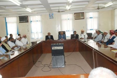 .. ولدى لقائه بقيادة السلطة المحلية