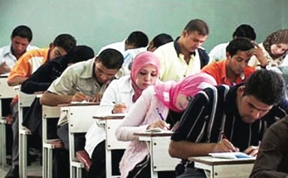 طلاب وطالبات في إحدى قاعات الدراسة الجامعية/ إرشيف