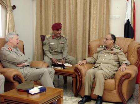 وزير الدفاع لدى لقائه نائب رئيس أركان الدفاع البريطاني أمس